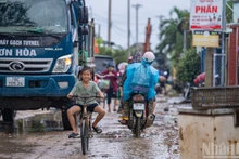 La vie reprend après les inondations dans un village au bord de la rivière Ba Ha