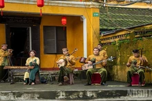 Les spectacles artistiques prennent place au cœur de la vieille ville de Hoi An, (au Centre) du Vietnam. 