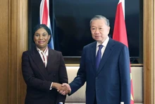 Le secrétaire général du Parti communiste du Vietnam To Lam et la présidente du Parti conservateur britannique, Kemi Badenoch. Photo : VNA.