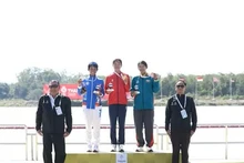 Ho Thi Duy, athlète de rowing (en rouge), médaillée d’or aux SEA Games 33. Photo : Quandoinhandan.