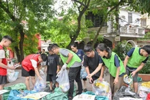 À Hanoï, les membres du groupe Tagom guident les habitants dans le tri des déchets. Photo : NDEL.