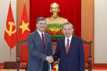 Le secrétaire général du PCV To Lam (droite) et le directeur de la RANEPA, Alexey Komissarov. Photo : VNA.