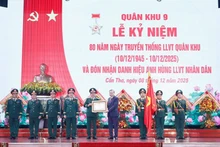 Le secrétaire général du Parti To Lam remet le titre de « Héros des Forces armées populaires » à la force armée de la Zone militaire 9. Photo : VNA.