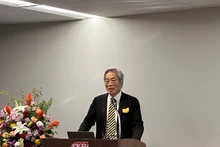 Le professeur Yuji Suzuki, président de la Fédération nationale des associations pour l’UNESCO au Japon et secrétaire général de la Fédération Asie-Pacifique des clubs et associations UNESCO (AFUCA) s’exprime lors du séminaire. Photo : VNA.