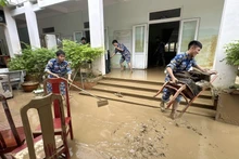 L'armée participe au nettoyage de la maternelle Vinh Thanh, dans le quartier de Tay Nha Trang, province de Khanh Hoà. Photo : VNA.