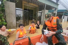 Dans chaque zone isolée et inondée, la présence des forces armées rassure la population, qui ne craint ni la faim ni le froid.