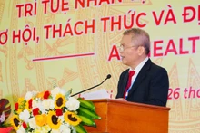 Le professeur, docteur, médecin du Peuple Le Ngoc Thanh, recteur de l’Université de Médecine et de Pharmacie prend la parole lors de la conférence. Photo : NDEL.