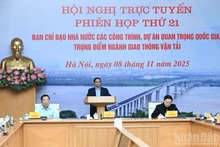 Le Premier ministre Pham Minh Chinh, qui est également le chef du Comité national de pilotage des ouvrages et projets clés du secteur des transports, préside la réunion. Photo: NDEL.
