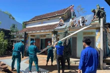 La force de choc de la commune de Tay Ho (Da Nang) aide les gens à réparer les maisons dont les toits sont endommagés. Photo : VGP.