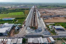 Route menant au parc industriel VSIP Can Tho à l'intersection avec la route nationale 80. Photo : VNA.
