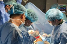 Une équipe de l'Hôpital militaire 175 effectue une opération à thorax ouvert d'urgence. Photo : Hôpital militaire 175.