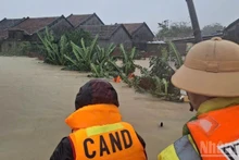De fortes pluies prolongées ont provoqué des inondations généralisées dans de nombreuses provinces et villes du Centre et des Hauts Plateaux. Photo : NDEL. 
