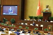 Le ministre des Finances Nguyen Van Thang clarifie les points soulevés par les députés lors de la séance plénière du 27 novembre. 