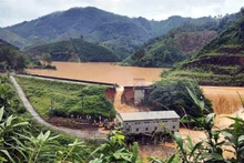 La rupture du barrage hydroélectrique de Bac Khe, situé dans le hameau du même nom, survenue vers 13h35 le 7 octobre. Photo : VNA.