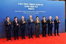 Le président vietnamien Luong Cuong (troisième, à droite) et les dirigeants des économies membres de l'APEC. Photo : QDND.