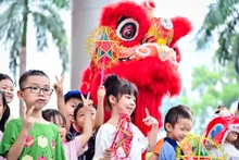Les enfants s’émerveillent devant l’ambiance colorée et joyeuse de la Fête de la mi-automne au Musée d’ethnographie. Photo : NDEL.