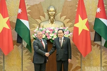 Le président de l’Assemblée nationale du Vietnam Trân Thanh Mân (droite) et le roi de Jordanie Abdullah II Ibn Al-Hussein. Photo : NDEL.