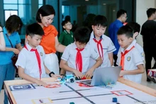 Des enseignants et leurs élèves de la commune de Dông Anh, à Hanoï. Photo : VNA.