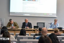 L'ambassadeur du Vietnam en France, Dinh Toàn Thang (au centre) lors de l'événement. Photo : VNA.