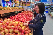 Les autorités compétentes procèdent à un contrôle des marchandises dans un supermarché. Photo : VGP.