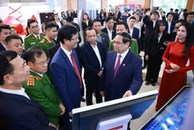 Le Premier ministre Pham Minh Chinh visite une exposition sur le développement des sciences et des technologies, l'innovation et la transformation numérique. Photo: VNA.