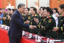 Le SG du PCV reçoit les représentantes exemplaires participant au VIIIᵉ Congrès des femmes de l’Armée