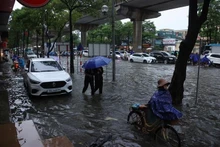 De fortes pluies provoquent les inondations à Hanoi. Photo : VNA.