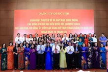 Le président de l’Assemblée nationale du Vietnam, Tran Thanh Man et les députées à temps plein, les dirigeantes ainsi que les membres féminines des organisations du Parti relevant du Comité du Parti de l’AN. Photo : VNA.