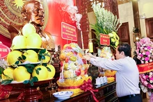 Le président de l’Assemblée nationale, Tran Thanh Man, rend hommage au président Ton Duc Thang. Photo: VNA.