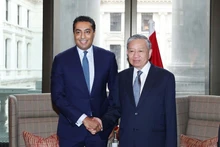 Le secrétaire général du Parti communiste du Vietnam, To Lam (à droite) et le directeur général de Standard Chartered Bank, Saif Malik. Photo : VNA.