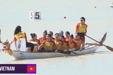 L'équipe féminine vietnamienne de bateau-dragon remporte la médaille d'or de la course de 200 m à 10 personnes aux SEA Games 33. Photo : The thao Viet Nam.