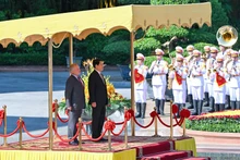 Le président Luong Cuong préside la cérémonie d'accueil officielle du roi du Royaume hachémite de Jordanie, Abdullah II Ibn Al Hussein. Photo : NDEL.