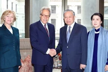 Le secrétaire général du PCV To Lam (à droite) et le duc de Richmond, Charles Henry Gordon-Lennox accompagnés de leurs épouses. Photo : VNA.