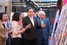 Le président de l’Assemblée nationale (AN), Tran Thanh Man, inspecte l’espace d’exposition photographique sur les activités de l’AN en préparation de la cérémonie de remise des prix. Photo : Quochoi.