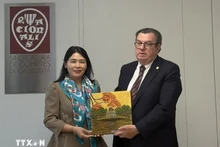 L'auditrice générale adjointe du Vietnam, Ha Thi My Dung remet un souvenir au président de la Cour des comptes catalane Miquel Salazar Canalda. Photo : VNA.
