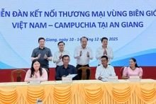 Cérémonie de signature de l'accord de coopération entre entreprises vietnamiennes et cambodgiennes. Photo : Congthuong.