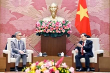 Le président de l'Assemblée nationale (AN) du Vietnam Trân Thanh Mân (droite) reçoit le ministre lao des Affaires étrangères Thongsavanh Phomvihane. Photo: VNA.