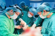 Des médecins de l'Hôpital Cho Ray effectuent une opération. Photo : MOH.