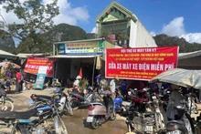 Au carrefour Roi à Tan Ky, des centaines de motos font la queue chaque jour, attendant patiemment leur tour pour être soignées. Photo : VNA.