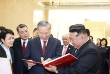 Le secrétaire général du PCV, Tô Lâm remet au secrétaire général du Parti du Travail de Corée et président de la Commission des affaires d’État de la RPDC, Kim Jong Un, un livre photo intitulé « Vietnam – République populaire démocratique de Corée : une amitié empreinte de chaleur ». Photo : VNA.