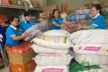Les membres de l'association des femmes du quartier de Thanh Liet à Hanoï préparent des colis de première nécessité à envoyer aux habitants du Centre et des Hauts Plateaux. Photo : NDEL.