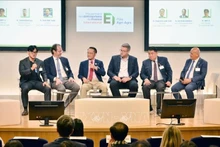 Des représentants d'entreprises discutent des opprtunités d'affaires. Photo : VNA.