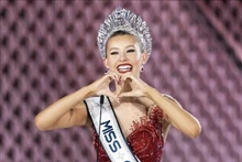 Le sacre de l’Américaine Yolina Lindquist, Miss Cosmo 2025. Photo : VNA.