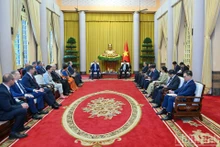 [En images] Le président Luong Cuong reçoit le gouverneur de la province de Kalouga