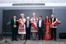 Les délégués offrent des fleurs aux trois auteurs du projet « Le Party au 20e siècle ». Photo : VNA.