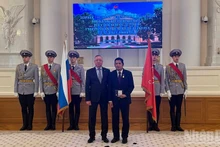 Le docteur Nguyen Quoc Hung, directeur du Fonds « Tradition et Amitié » et vice-président de l’Union des associations des Vietnamiens en Fédération de Russie, est le seul étranger à recevoir l’insigne d’honneur « Pour des mérites particuliers dans la coopération internationale ». Photo : NDEL.
