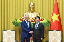 Le président vietnamien Luong Cuong (droite) reçoit le gouverneur de l'oblast de Kalouga de Russie. Photo : NDEL.