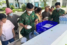 « Cantine gratuite » – un réconfort pour les habitants des zones touchées par le typhon