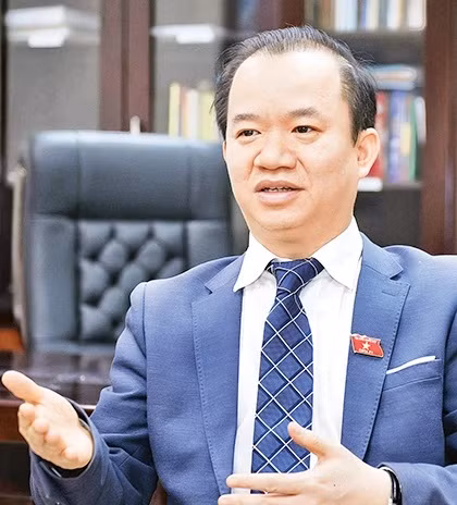 Professeur associé, docteur Bùi Hoài Son