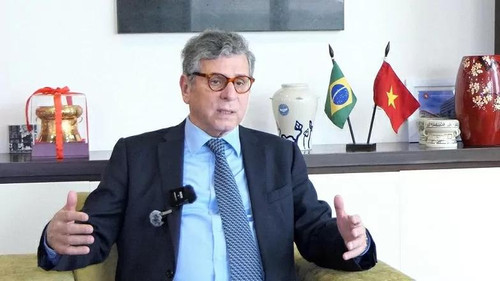 L’ambassadeur du Brésil au Vietnam, Marco Farani, répond à une interview pour le journal "Monde & Vietnam" le 25 mars. Photo : baoquocte. L’ambassadeur du Brésil au Vietnam, Marco Farani, répond à une interview pour le journal "Monde & Vietnam" le 25 mars. Photo : baoquocte.
